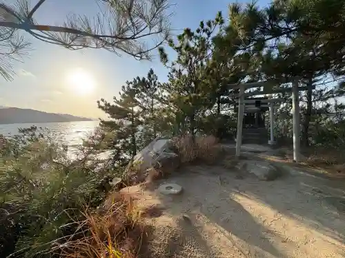 箱島神社の{uncategorized: "未分類", other: "その他", undefined: "問題あり", building: "その他建物", grave: "お墓", sacred_gate: "鳥居", guardian: "狛犬", statue: "像", buddha: "仏像", history: "歴史", nature: "自然", garden: "庭園", animal: "動物", pagoda: "塔", temizu: "手水舎", mountain_gate: "山門・神門", sanctuary: "本殿・本堂", subordinate: "末社・摂社", art: "芸術", scenery: "景色", jizo: "地蔵", ema: "絵馬", goshuin: "御朱印", omikuji: "おみくじ", items: "授与品その他", amulet: "お守り", goshuincho: "御朱印帳", eats: "食事", festival: "お祭り", votive_dance: "神楽", shichigosan: "七五三参", wedding: "結婚式", experience: "体験その他", initially: "初詣", around: "周辺", anti_infection: "感染症対策"}