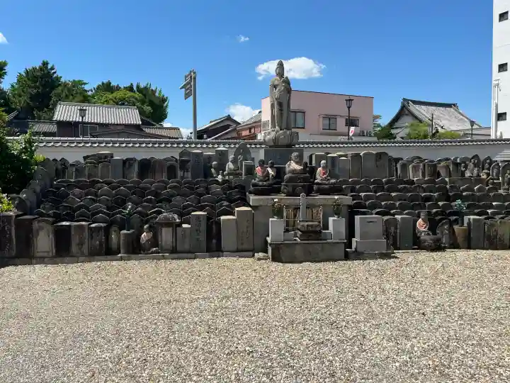 海徳寺の{uncategorized: "未分類", other: "その他", undefined: "問題あり", building: "その他建物", grave: "お墓", sacred_gate: "鳥居", guardian: "狛犬", statue: "像", buddha: "仏像", history: "歴史", nature: "自然", garden: "庭園", animal: "動物", pagoda: "塔", temizu: "手水舎", mountain_gate: "山門・神門", sanctuary: "本殿・本堂", subordinate: "末社・摂社", art: "芸術", scenery: "景色", jizo: "地蔵", ema: "絵馬", goshuin: "御朱印", omikuji: "おみくじ", items: "授与品その他", amulet: "お守り", goshuincho: "御朱印帳", eats: "食事", festival: "お祭り", votive_dance: "神楽", shichigosan: "七五三参", wedding: "結婚式", experience: "体験その他", initially: "初詣", around: "周辺", anti_infection: "感染症対策"}
