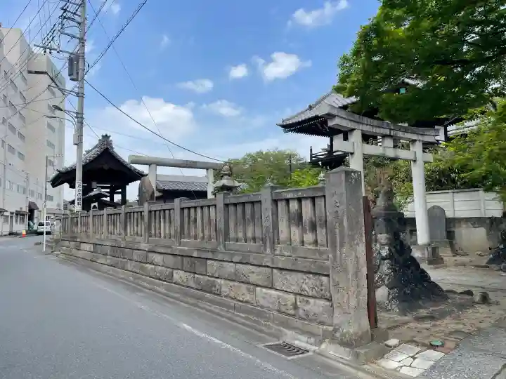 伊奈利神社の{uncategorized: "未分類", other: "その他", undefined: "問題あり", building: "その他建物", grave: "お墓", sacred_gate: "鳥居", guardian: "狛犬", statue: "像", buddha: "仏像", history: "歴史", nature: "自然", garden: "庭園", animal: "動物", pagoda: "塔", temizu: "手水舎", mountain_gate: "山門・神門", sanctuary: "本殿・本堂", subordinate: "末社・摂社", art: "芸術", scenery: "景色", jizo: "地蔵", ema: "絵馬", goshuin: "御朱印", omikuji: "おみくじ", items: "授与品その他", amulet: "お守り", goshuincho: "御朱印帳", eats: "食事", festival: "お祭り", votive_dance: "神楽", shichigosan: "七五三参", wedding: "結婚式", experience: "体験その他", initially: "初詣", around: "周辺", anti_infection: "感染症対策"}
