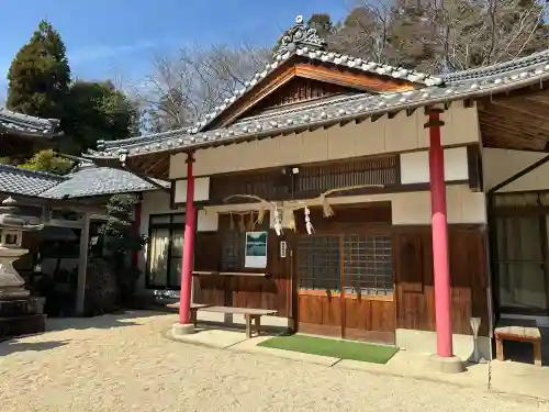 殖栗神社の{uncategorized: "未分類", other: "その他", undefined: "問題あり", building: "その他建物", grave: "お墓", sacred_gate: "鳥居", guardian: "狛犬", statue: "像", buddha: "仏像", history: "歴史", nature: "自然", garden: "庭園", animal: "動物", pagoda: "塔", temizu: "手水舎", mountain_gate: "山門・神門", sanctuary: "本殿・本堂", subordinate: "末社・摂社", art: "芸術", scenery: "景色", jizo: "地蔵", ema: "絵馬", goshuin: "御朱印", omikuji: "おみくじ", items: "授与品その他", amulet: "お守り", goshuincho: "御朱印帳", eats: "食事", festival: "お祭り", votive_dance: "神楽", shichigosan: "七五三参", wedding: "結婚式", experience: "体験その他", initially: "初詣", around: "周辺", anti_infection: "感染症対策"}