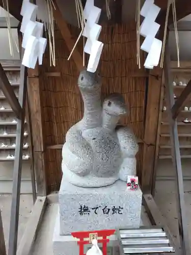 蛇窪神社の像