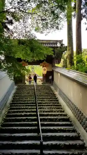 目の霊山　油山寺の山門・神門