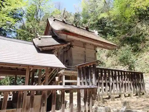 鬼神神社の本殿