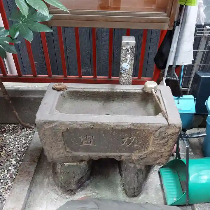 孫三稲荷神社の手水舎