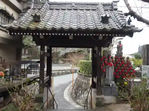 西教院の山門・神門