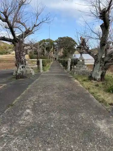 赤木日枝神社の{uncategorized: "未分類", other: "その他", undefined: "問題あり", building: "その他建物", grave: "お墓", sacred_gate: "鳥居", guardian: "狛犬", statue: "像", buddha: "仏像", history: "歴史", nature: "自然", garden: "庭園", animal: "動物", pagoda: "塔", temizu: "手水舎", mountain_gate: "山門・神門", sanctuary: "本殿・本堂", subordinate: "末社・摂社", art: "芸術", scenery: "景色", jizo: "地蔵", ema: "絵馬", goshuin: "御朱印", omikuji: "おみくじ", items: "授与品その他", amulet: "お守り", goshuincho: "御朱印帳", eats: "食事", festival: "お祭り", votive_dance: "神楽", shichigosan: "七五三参", wedding: "結婚式", experience: "体験その他", initially: "初詣", around: "周辺", anti_infection: "感染症対策"}