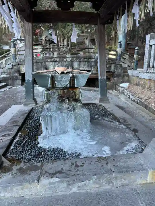 諏訪大社の{uncategorized: "未分類", other: "その他", undefined: "問題あり", building: "その他建物", grave: "お墓", sacred_gate: "鳥居", guardian: "狛犬", statue: "像", buddha: "仏像", history: "歴史", nature: "自然", garden: "庭園", animal: "動物", pagoda: "塔", temizu: "手水舎", mountain_gate: "山門・神門", sanctuary: "本殿・本堂", subordinate: "末社・摂社", art: "芸術", scenery: "景色", jizo: "地蔵", ema: "絵馬", goshuin: "御朱印", omikuji: "おみくじ", items: "授与品その他", amulet: "お守り", goshuincho: "御朱印帳", eats: "食事", festival: "お祭り", votive_dance: "神楽", shichigosan: "七五三参", wedding: "結婚式", experience: "体験その他", initially: "初詣", around: "周辺", anti_infection: "感染症対策"}
