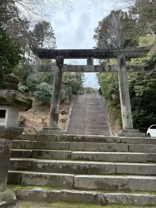 日吉東照宮(日吉大社末社)の{uncategorized: "未分類", other: "その他", undefined: "問題あり", building: "その他建物", grave: "お墓", sacred_gate: "鳥居", guardian: "狛犬", statue: "像", buddha: "仏像", history: "歴史", nature: "自然", garden: "庭園", animal: "動物", pagoda: "塔", temizu: "手水舎", mountain_gate: "山門・神門", sanctuary: "本殿・本堂", subordinate: "末社・摂社", art: "芸術", scenery: "景色", jizo: "地蔵", ema: "絵馬", goshuin: "御朱印", omikuji: "おみくじ", items: "授与品その他", amulet: "お守り", goshuincho: "御朱印帳", eats: "食事", festival: "お祭り", votive_dance: "神楽", shichigosan: "七五三参", wedding: "結婚式", experience: "体験その他", initially: "初詣", around: "周辺", anti_infection: "感染症対策"}