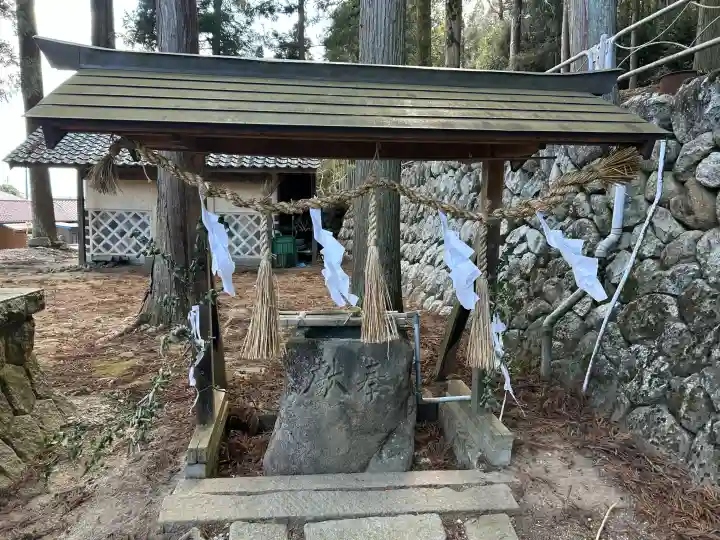 本郷神社の{uncategorized: "未分類", other: "その他", undefined: "問題あり", building: "その他建物", grave: "お墓", sacred_gate: "鳥居", guardian: "狛犬", statue: "像", buddha: "仏像", history: "歴史", nature: "自然", garden: "庭園", animal: "動物", pagoda: "塔", temizu: "手水舎", mountain_gate: "山門・神門", sanctuary: "本殿・本堂", subordinate: "末社・摂社", art: "芸術", scenery: "景色", jizo: "地蔵", ema: "絵馬", goshuin: "御朱印", omikuji: "おみくじ", items: "授与品その他", amulet: "お守り", goshuincho: "御朱印帳", eats: "食事", festival: "お祭り", votive_dance: "神楽", shichigosan: "七五三参", wedding: "結婚式", experience: "体験その他", initially: "初詣", around: "周辺", anti_infection: "感染症対策"}