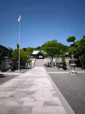 蜂穴神社（石清尾八幡宮末社）の{uncategorized: "未分類", other: "その他", undefined: "問題あり", building: "その他建物", grave: "お墓", sacred_gate: "鳥居", guardian: "狛犬", statue: "像", buddha: "仏像", history: "歴史", nature: "自然", garden: "庭園", animal: "動物", pagoda: "塔", temizu: "手水舎", mountain_gate: "山門・神門", sanctuary: "本殿・本堂", subordinate: "末社・摂社", art: "芸術", scenery: "景色", jizo: "地蔵", ema: "絵馬", goshuin: "御朱印", omikuji: "おみくじ", items: "授与品その他", amulet: "お守り", goshuincho: "御朱印帳", eats: "食事", festival: "お祭り", votive_dance: "神楽", shichigosan: "七五三参", wedding: "結婚式", experience: "体験その他", initially: "初詣", around: "周辺", anti_infection: "感染症対策"}