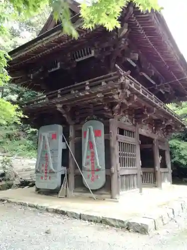 椎尾山薬王院の山門・神門