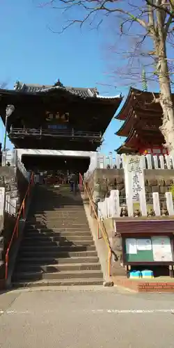 布施弁天 東海寺の山門