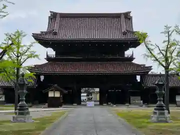 井波別院瑞泉寺の{uncategorized: "未分類", other: "その他", undefined: "問題あり", building: "その他建物", grave: "お墓", sacred_gate: "鳥居", guardian: "狛犬", statue: "像", buddha: "仏像", history: "歴史", nature: "自然", garden: "庭園", animal: "動物", pagoda: "塔", temizu: "手水舎", mountain_gate: "山門・神門", sanctuary: "本殿・本堂", subordinate: "末社・摂社", art: "芸術", scenery: "景色", jizo: "地蔵", ema: "絵馬", goshuin: "御朱印", omikuji: "おみくじ", items: "授与品その他", amulet: "お守り", goshuincho: "御朱印帳", eats: "食事", festival: "お祭り", votive_dance: "神楽", shichigosan: "七五三参", wedding: "結婚式", experience: "体験その他", initially: "初詣", around: "周辺", anti_infection: "感染症対策"}