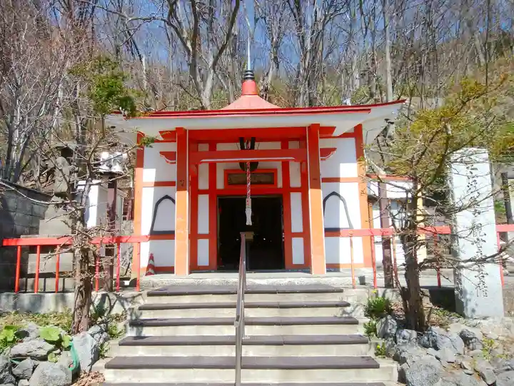 岩戸観音堂の本殿・本堂