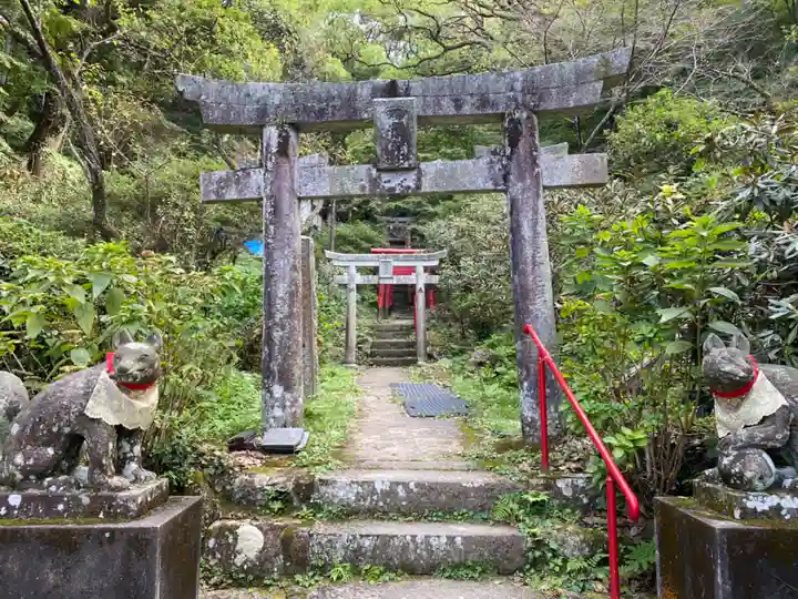石穴稲荷神社の鳥居