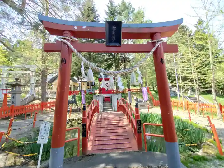 滝上神社の{uncategorized: "未分類", other: "その他", undefined: "問題あり", building: "その他建物", grave: "お墓", sacred_gate: "鳥居", guardian: "狛犬", statue: "像", buddha: "仏像", history: "歴史", nature: "自然", garden: "庭園", animal: "動物", pagoda: "塔", temizu: "手水舎", mountain_gate: "山門・神門", sanctuary: "本殿・本堂", subordinate: "末社・摂社", art: "芸術", scenery: "景色", jizo: "地蔵", ema: "絵馬", goshuin: "御朱印", omikuji: "おみくじ", items: "授与品その他", amulet: "お守り", goshuincho: "御朱印帳", eats: "食事", festival: "お祭り", votive_dance: "神楽", shichigosan: "七五三参", wedding: "結婚式", experience: "体験その他", initially: "初詣", around: "周辺", anti_infection: "感染症対策"}