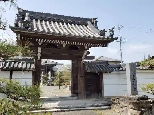 覚永寺の山門