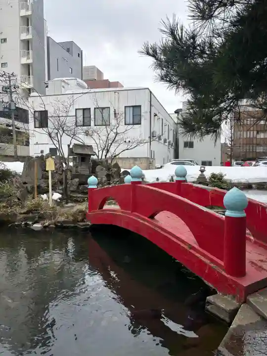 善知鳥神社の{uncategorized: "未分類", other: "その他", undefined: "問題あり", building: "その他建物", grave: "お墓", sacred_gate: "鳥居", guardian: "狛犬", statue: "像", buddha: "仏像", history: "歴史", nature: "自然", garden: "庭園", animal: "動物", pagoda: "塔", temizu: "手水舎", mountain_gate: "山門・神門", sanctuary: "本殿・本堂", subordinate: "末社・摂社", art: "芸術", scenery: "景色", jizo: "地蔵", ema: "絵馬", goshuin: "御朱印", omikuji: "おみくじ", items: "授与品その他", amulet: "お守り", goshuincho: "御朱印帳", eats: "食事", festival: "お祭り", votive_dance: "神楽", shichigosan: "七五三参", wedding: "結婚式", experience: "体験その他", initially: "初詣", around: "周辺", anti_infection: "感染症対策"}