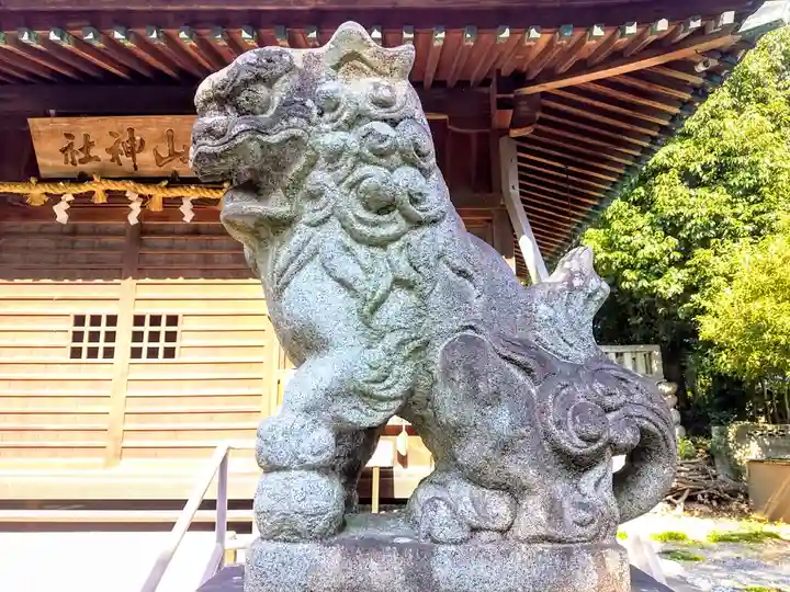 山神社(緒川新田山神社)の狛犬