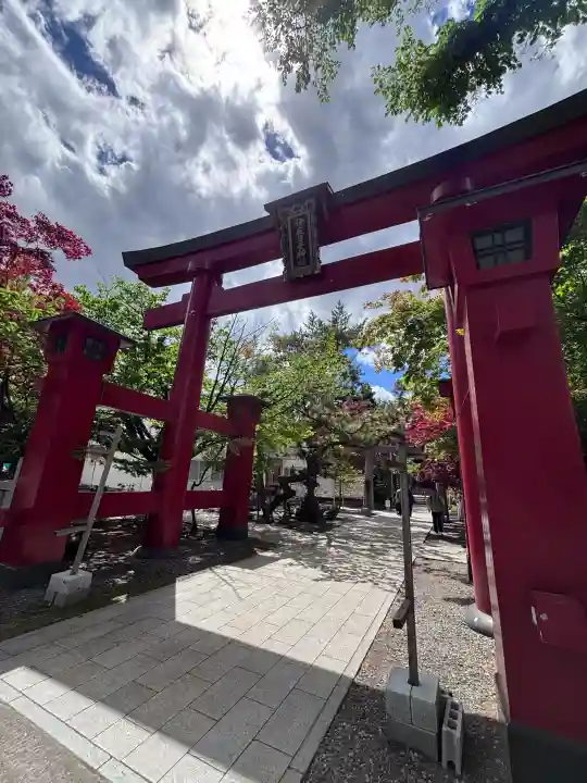 彌彦神社 (伊夜日子神社)の{uncategorized: "未分類", other: "その他", undefined: "問題あり", building: "その他建物", grave: "お墓", sacred_gate: "鳥居", guardian: "狛犬", statue: "像", buddha: "仏像", history: "歴史", nature: "自然", garden: "庭園", animal: "動物", pagoda: "塔", temizu: "手水舎", mountain_gate: "山門・神門", sanctuary: "本殿・本堂", subordinate: "末社・摂社", art: "芸術", scenery: "景色", jizo: "地蔵", ema: "絵馬", goshuin: "御朱印", omikuji: "おみくじ", items: "授与品その他", amulet: "お守り", goshuincho: "御朱印帳", eats: "食事", festival: "お祭り", votive_dance: "神楽", shichigosan: "七五三参", wedding: "結婚式", experience: "体験その他", initially: "初詣", around: "周辺", anti_infection: "感染症対策"}