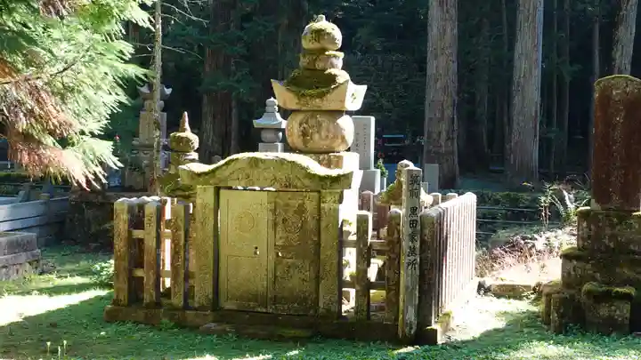 高野山金剛峯寺奥の院の塔