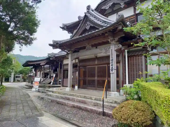種間寺の本殿・本堂