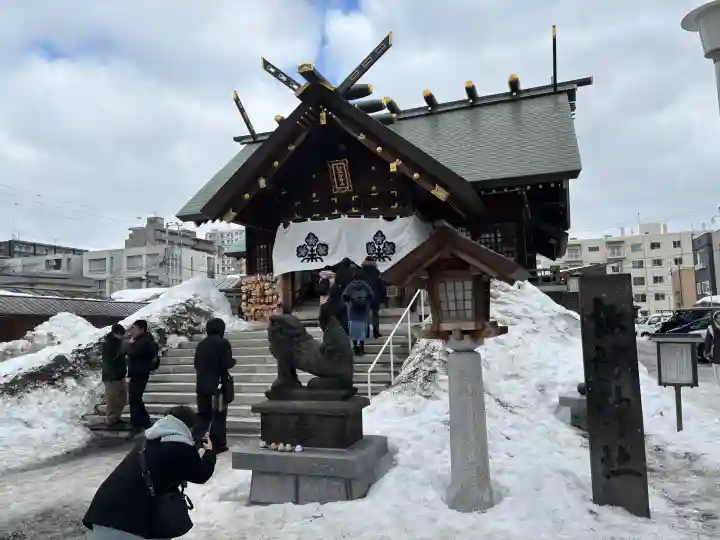 札幌諏訪神社の{uncategorized: "未分類", other: "その他", undefined: "問題あり", building: "その他建物", grave: "お墓", sacred_gate: "鳥居", guardian: "狛犬", statue: "像", buddha: "仏像", history: "歴史", nature: "自然", garden: "庭園", animal: "動物", pagoda: "塔", temizu: "手水舎", mountain_gate: "山門・神門", sanctuary: "本殿・本堂", subordinate: "末社・摂社", art: "芸術", scenery: "景色", jizo: "地蔵", ema: "絵馬", goshuin: "御朱印", omikuji: "おみくじ", items: "授与品その他", amulet: "お守り", goshuincho: "御朱印帳", eats: "食事", festival: "お祭り", votive_dance: "神楽", shichigosan: "七五三参", wedding: "結婚式", experience: "体験その他", initially: "初詣", around: "周辺", anti_infection: "感染症対策"}