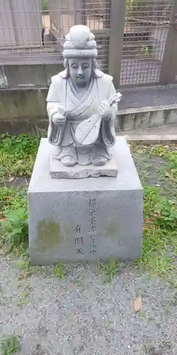 琵琶島神社の像