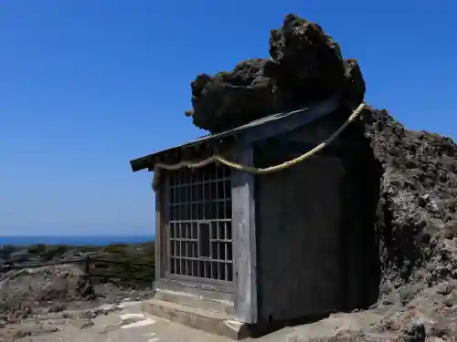 熊野神社の{uncategorized: "未分類", other: "その他", undefined: "問題あり", building: "その他建物", grave: "お墓", sacred_gate: "鳥居", guardian: "狛犬", statue: "像", buddha: "仏像", history: "歴史", nature: "自然", garden: "庭園", animal: "動物", pagoda: "塔", temizu: "手水舎", mountain_gate: "山門・神門", sanctuary: "本殿・本堂", subordinate: "末社・摂社", art: "芸術", scenery: "景色", jizo: "地蔵", ema: "絵馬", goshuin: "御朱印", omikuji: "おみくじ", items: "授与品その他", amulet: "お守り", goshuincho: "御朱印帳", eats: "食事", festival: "お祭り", votive_dance: "神楽", shichigosan: "七五三参", wedding: "結婚式", experience: "体験その他", initially: "初詣", around: "周辺", anti_infection: "感染症対策"}