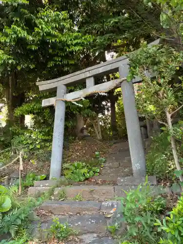 素鵞神社の{uncategorized: "未分類", other: "その他", undefined: "問題あり", building: "その他建物", grave: "お墓", sacred_gate: "鳥居", guardian: "狛犬", statue: "像", buddha: "仏像", history: "歴史", nature: "自然", garden: "庭園", animal: "動物", pagoda: "塔", temizu: "手水舎", mountain_gate: "山門・神門", sanctuary: "本殿・本堂", subordinate: "末社・摂社", art: "芸術", scenery: "景色", jizo: "地蔵", ema: "絵馬", goshuin: "御朱印", omikuji: "おみくじ", items: "授与品その他", amulet: "お守り", goshuincho: "御朱印帳", eats: "食事", festival: "お祭り", votive_dance: "神楽", shichigosan: "七五三参", wedding: "結婚式", experience: "体験その他", initially: "初詣", around: "周辺", anti_infection: "感染症対策"}