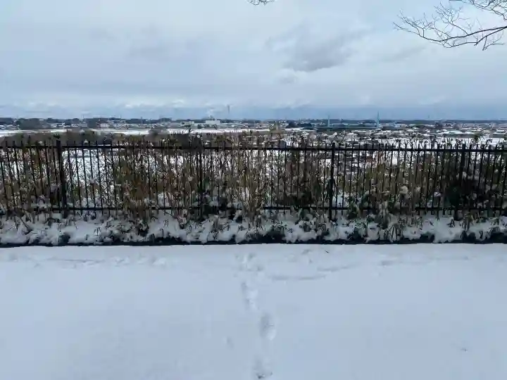 水戸八幡宮の{uncategorized: "未分類", other: "その他", undefined: "問題あり", building: "その他建物", grave: "お墓", sacred_gate: "鳥居", guardian: "狛犬", statue: "像", buddha: "仏像", history: "歴史", nature: "自然", garden: "庭園", animal: "動物", pagoda: "塔", temizu: "手水舎", mountain_gate: "山門・神門", sanctuary: "本殿・本堂", subordinate: "末社・摂社", art: "芸術", scenery: "景色", jizo: "地蔵", ema: "絵馬", goshuin: "御朱印", omikuji: "おみくじ", items: "授与品その他", amulet: "お守り", goshuincho: "御朱印帳", eats: "食事", festival: "お祭り", votive_dance: "神楽", shichigosan: "七五三参", wedding: "結婚式", experience: "体験その他", initially: "初詣", around: "周辺", anti_infection: "感染症対策"}