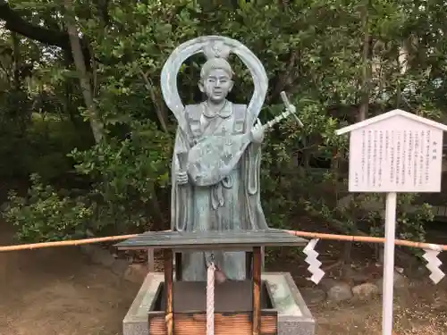 和田神社の像