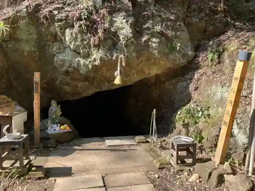 窟神社の{uncategorized: "未分類", other: "その他", undefined: "問題あり", building: "その他建物", grave: "お墓", sacred_gate: "鳥居", guardian: "狛犬", statue: "像", buddha: "仏像", history: "歴史", nature: "自然", garden: "庭園", animal: "動物", pagoda: "塔", temizu: "手水舎", mountain_gate: "山門・神門", sanctuary: "本殿・本堂", subordinate: "末社・摂社", art: "芸術", scenery: "景色", jizo: "地蔵", ema: "絵馬", goshuin: "御朱印", omikuji: "おみくじ", items: "授与品その他", amulet: "お守り", goshuincho: "御朱印帳", eats: "食事", festival: "お祭り", votive_dance: "神楽", shichigosan: "七五三参", wedding: "結婚式", experience: "体験その他", initially: "初詣", around: "周辺", anti_infection: "感染症対策"}