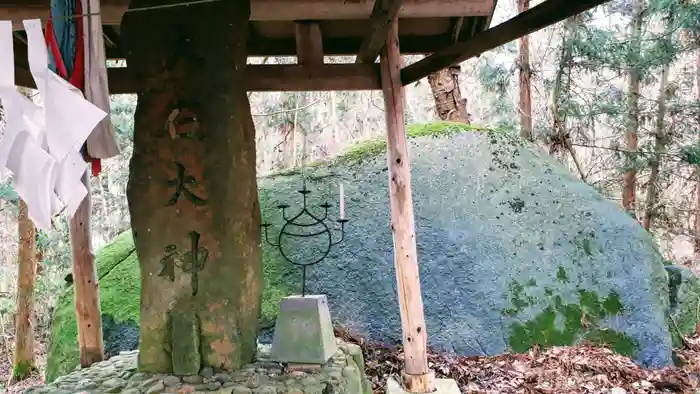 大石神社の本殿