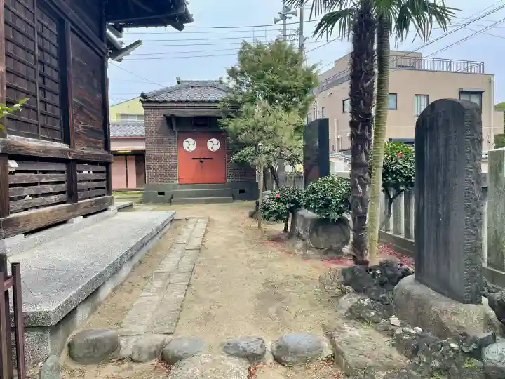 胡録神社の{uncategorized: "未分類", other: "その他", undefined: "問題あり", building: "その他建物", grave: "お墓", sacred_gate: "鳥居", guardian: "狛犬", statue: "像", buddha: "仏像", history: "歴史", nature: "自然", garden: "庭園", animal: "動物", pagoda: "塔", temizu: "手水舎", mountain_gate: "山門・神門", sanctuary: "本殿・本堂", subordinate: "末社・摂社", art: "芸術", scenery: "景色", jizo: "地蔵", ema: "絵馬", goshuin: "御朱印", omikuji: "おみくじ", items: "授与品その他", amulet: "お守り", goshuincho: "御朱印帳", eats: "食事", festival: "お祭り", votive_dance: "神楽", shichigosan: "七五三参", wedding: "結婚式", experience: "体験その他", initially: "初詣", around: "周辺", anti_infection: "感染症対策"}