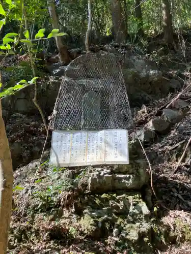 窟神社の{uncategorized: "未分類", other: "その他", undefined: "問題あり", building: "その他建物", grave: "お墓", sacred_gate: "鳥居", guardian: "狛犬", statue: "像", buddha: "仏像", history: "歴史", nature: "自然", garden: "庭園", animal: "動物", pagoda: "塔", temizu: "手水舎", mountain_gate: "山門・神門", sanctuary: "本殿・本堂", subordinate: "末社・摂社", art: "芸術", scenery: "景色", jizo: "地蔵", ema: "絵馬", goshuin: "御朱印", omikuji: "おみくじ", items: "授与品その他", amulet: "お守り", goshuincho: "御朱印帳", eats: "食事", festival: "お祭り", votive_dance: "神楽", shichigosan: "七五三参", wedding: "結婚式", experience: "体験その他", initially: "初詣", around: "周辺", anti_infection: "感染症対策"}