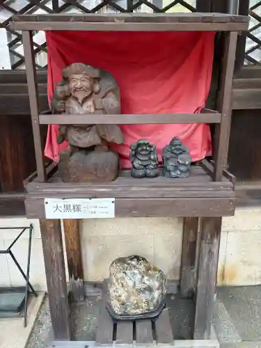 新日吉神宮の{uncategorized: "未分類", other: "その他", undefined: "問題あり", building: "その他建物", grave: "お墓", sacred_gate: "鳥居", guardian: "狛犬", statue: "像", buddha: "仏像", history: "歴史", nature: "自然", garden: "庭園", animal: "動物", pagoda: "塔", temizu: "手水舎", mountain_gate: "山門・神門", sanctuary: "本殿・本堂", subordinate: "末社・摂社", art: "芸術", scenery: "景色", jizo: "地蔵", ema: "絵馬", goshuin: "御朱印", omikuji: "おみくじ", items: "授与品その他", amulet: "お守り", goshuincho: "御朱印帳", eats: "食事", festival: "お祭り", votive_dance: "神楽", shichigosan: "七五三参", wedding: "結婚式", experience: "体験その他", initially: "初詣", around: "周辺", anti_infection: "感染症対策"}