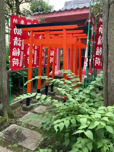 勧請稲荷の鳥居