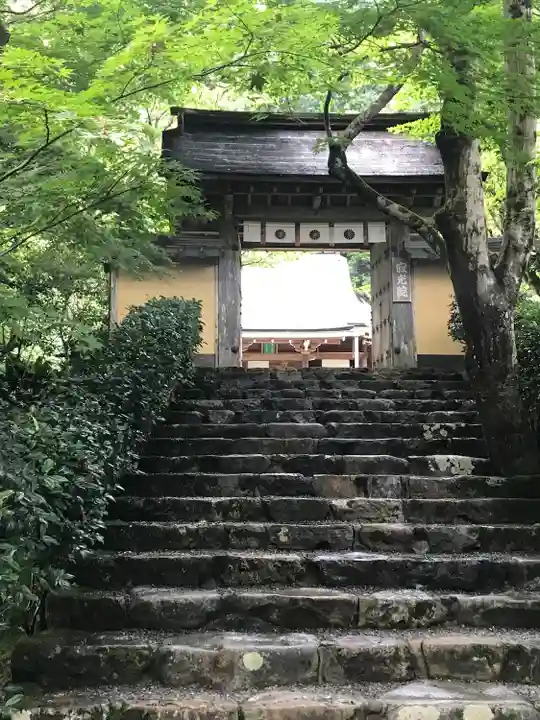 寂光院の山門・神門