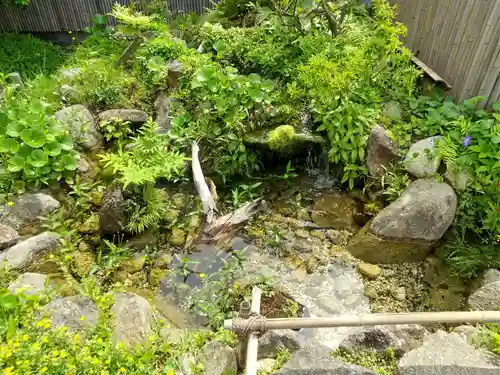 鉄道神社の庭園