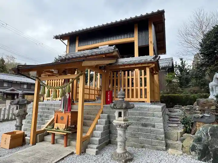 三社神社の{uncategorized: "未分類", other: "その他", undefined: "問題あり", building: "その他建物", grave: "お墓", sacred_gate: "鳥居", guardian: "狛犬", statue: "像", buddha: "仏像", history: "歴史", nature: "自然", garden: "庭園", animal: "動物", pagoda: "塔", temizu: "手水舎", mountain_gate: "山門・神門", sanctuary: "本殿・本堂", subordinate: "末社・摂社", art: "芸術", scenery: "景色", jizo: "地蔵", ema: "絵馬", goshuin: "御朱印", omikuji: "おみくじ", items: "授与品その他", amulet: "お守り", goshuincho: "御朱印帳", eats: "食事", festival: "お祭り", votive_dance: "神楽", shichigosan: "七五三参", wedding: "結婚式", experience: "体験その他", initially: "初詣", around: "周辺", anti_infection: "感染症対策"}