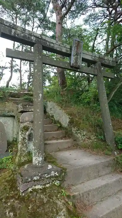 御嶋真珠稲荷大明神の鳥居