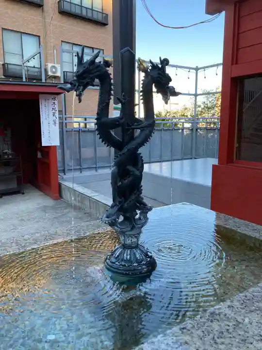 成田山横浜別院延命院の手水舎