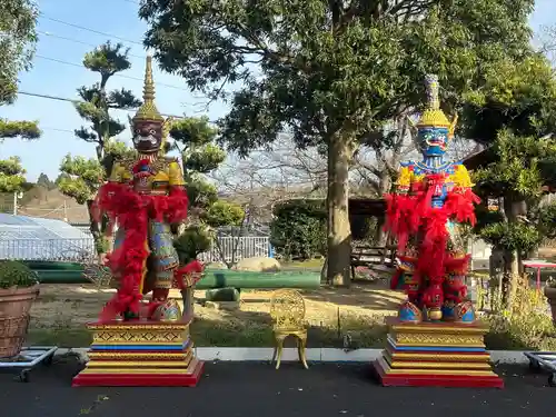 ワットパクナム日本別院の像