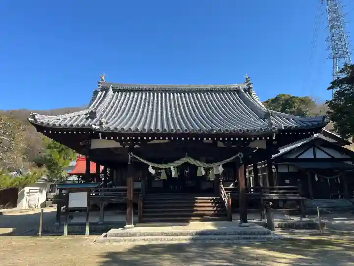 坂八幡神社の{uncategorized: "未分類", other: "その他", undefined: "問題あり", building: "その他建物", grave: "お墓", sacred_gate: "鳥居", guardian: "狛犬", statue: "像", buddha: "仏像", history: "歴史", nature: "自然", garden: "庭園", animal: "動物", pagoda: "塔", temizu: "手水舎", mountain_gate: "山門・神門", sanctuary: "本殿・本堂", subordinate: "末社・摂社", art: "芸術", scenery: "景色", jizo: "地蔵", ema: "絵馬", goshuin: "御朱印", omikuji: "おみくじ", items: "授与品その他", amulet: "お守り", goshuincho: "御朱印帳", eats: "食事", festival: "お祭り", votive_dance: "神楽", shichigosan: "七五三参", wedding: "結婚式", experience: "体験その他", initially: "初詣", around: "周辺", anti_infection: "感染症対策"}