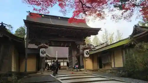 高野山金剛峯寺の山門