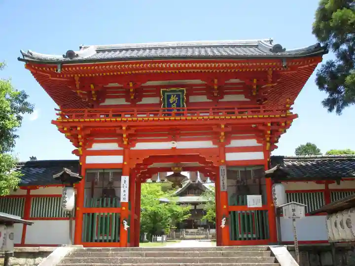 新日吉神宮の山門・神門