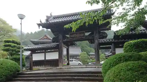 久遠寺の山門