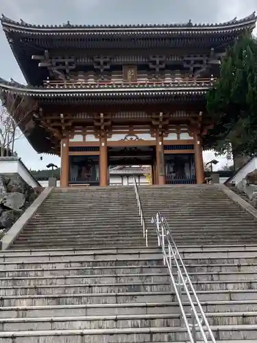 本佛寺の山門