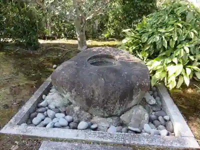 二条天皇　香隆寺陵の手水舎